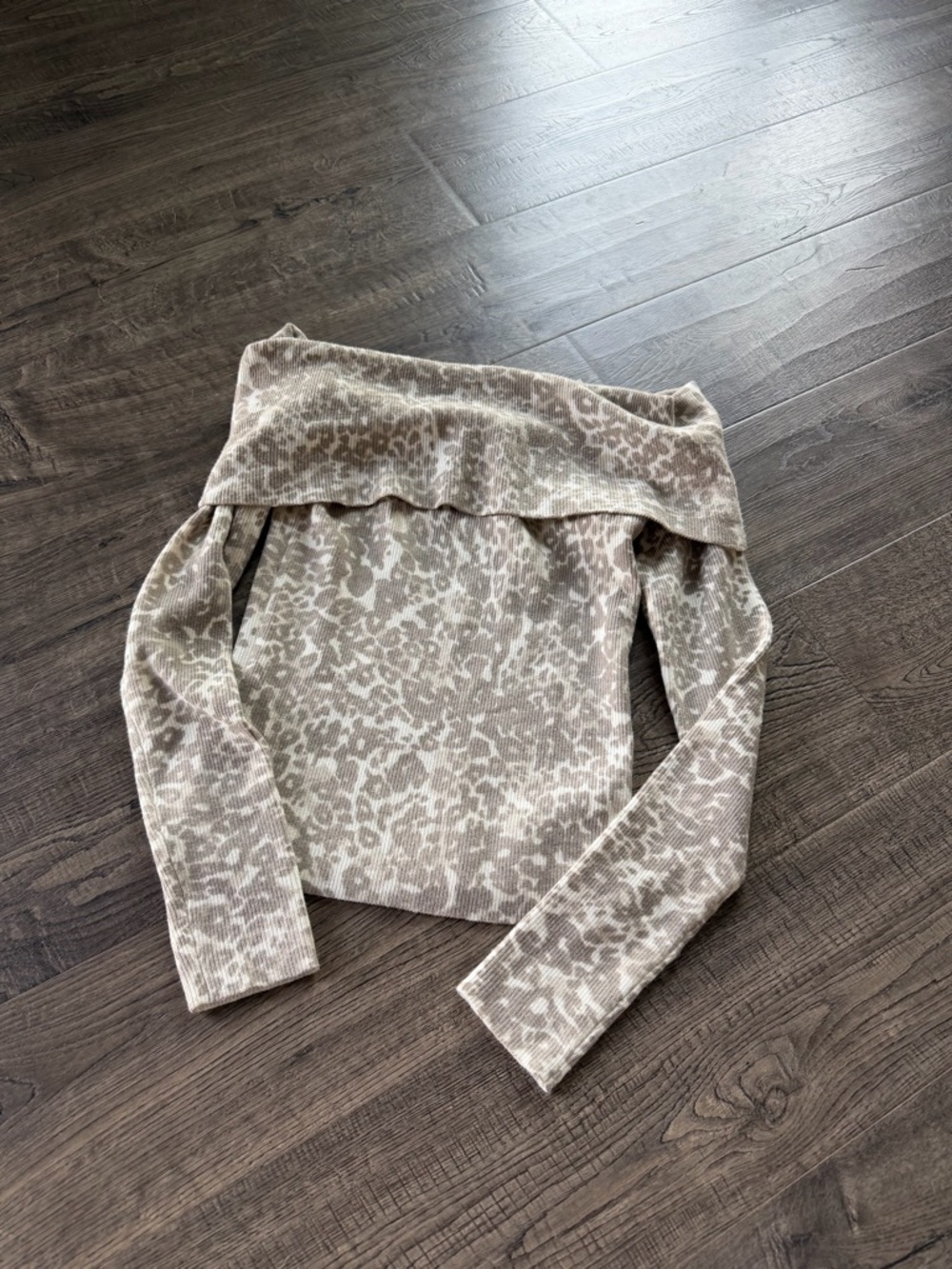 Aritzia Wilfred leopard off the shoulder long sleeve top